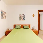 Apartment With Large Private Outdoor Space And Parking *