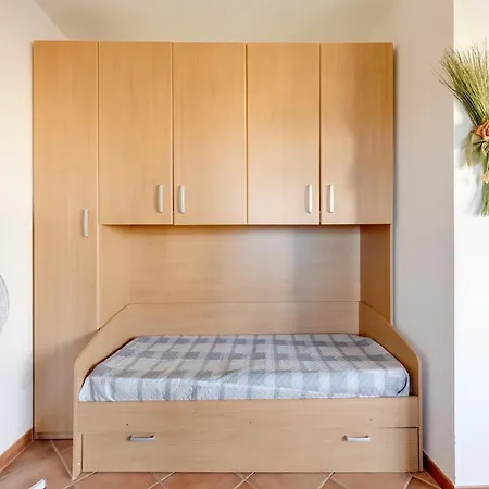 With Large Private Outdoor Space And Parking Appartamento *
