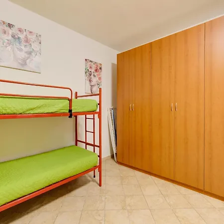 With Large Private Outdoor Space And Parking Appartamento