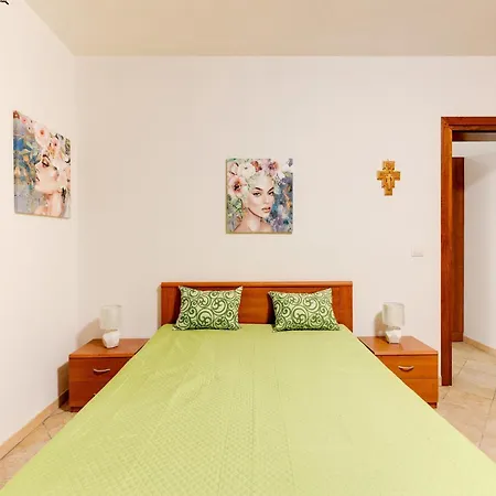 Appartamento With Large Private Outdoor Space And Parking *