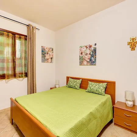 With Large Private Outdoor Space And Parking Appartamento Castelsardo