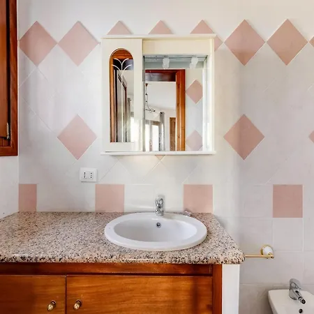 With Large Private Outdoor Space And Parking Appartamento